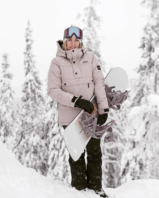 Klant @momentsby_annasofia in Dope Puffer W 23 Snowboard jas Dames Sand