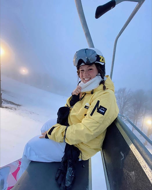 Klant @oliviakoschuk in Dope Adept W 2021 Ski jas Dames Faded Yellow