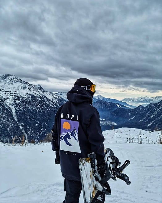 Customer @josephleonvck in Dope Yeti 2022 Snowboard Jacket Men Peak Black