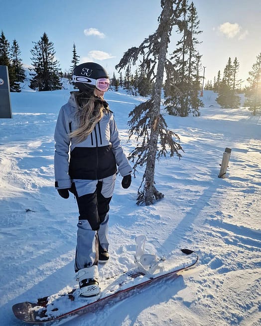 Klant @kirstyellenmurfin93 in Montec Moss W Snowboard jas Dames Soft Blue/Black