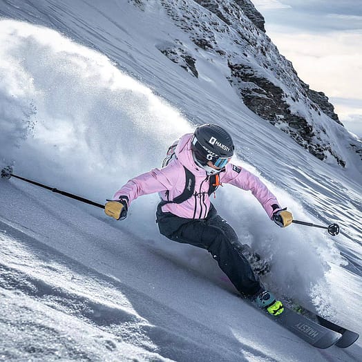 Customer @zuzawitych in Montec Moss W Snowboard Jacket Women Soft Pink/Black