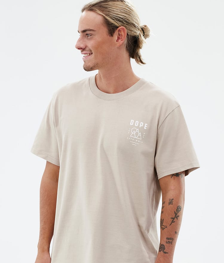 Dope Standard Camiseta Hombre Summit Sand, Imagen 3 de 5